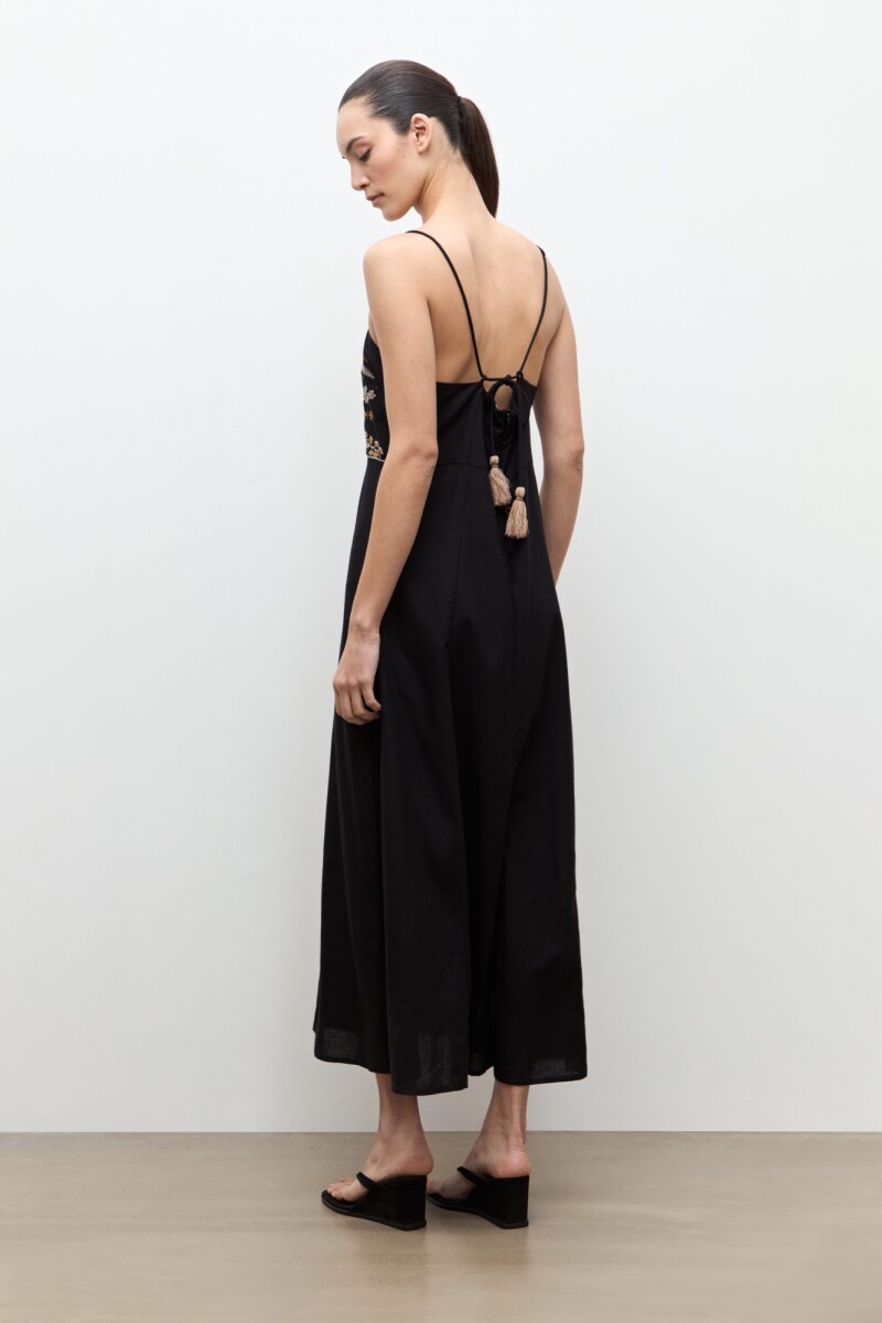 Maxi vestido con bordado negro
