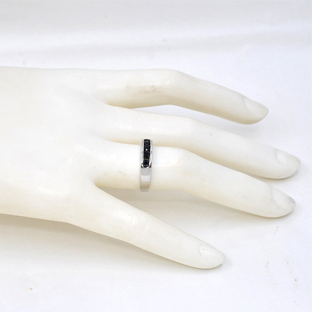 Anillo En Oro Blanco 18K Y Zafiros Redondos Anillo En Oro Blanco 18K Y Zafiros Redondos