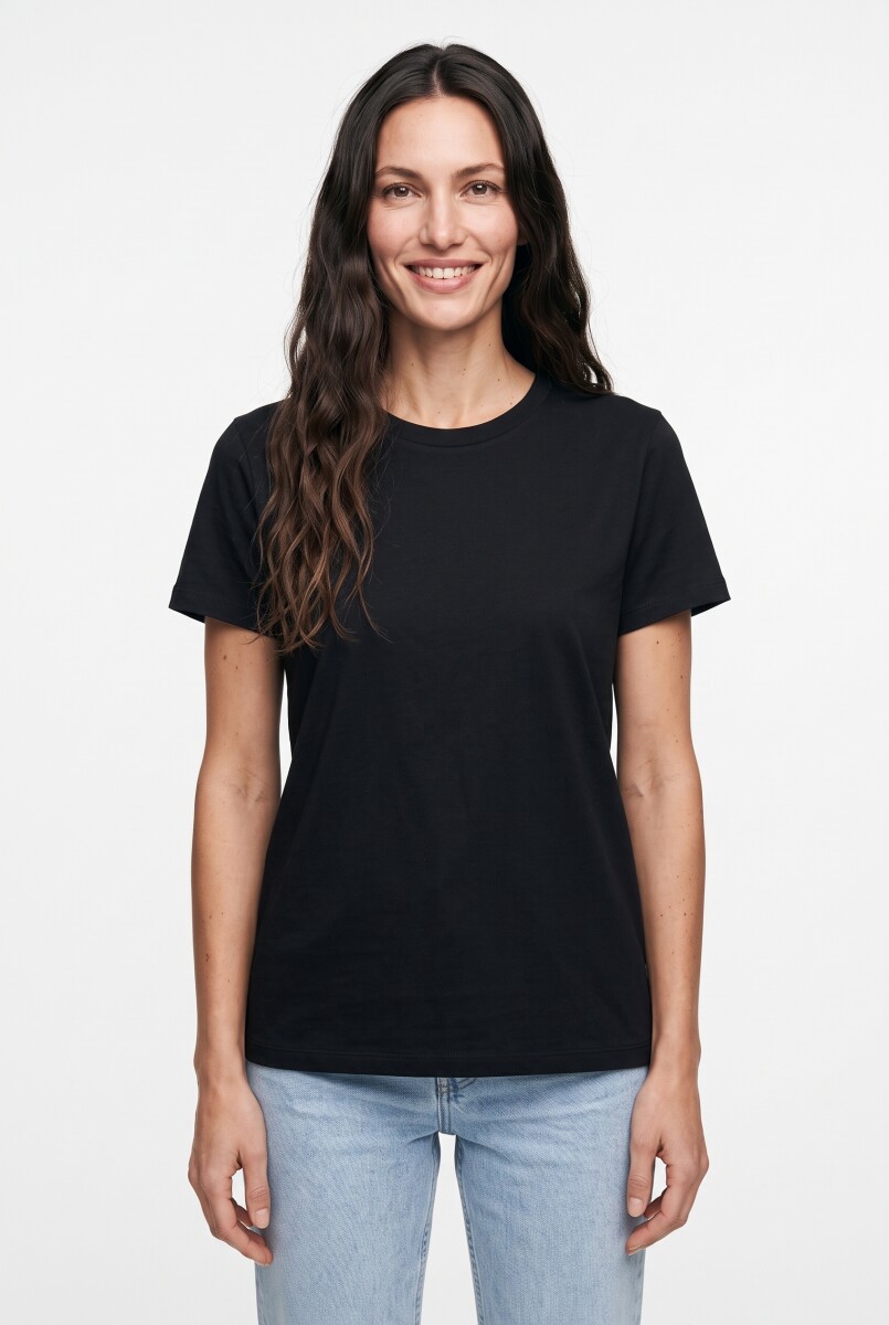 REMERA CAMERON - NEGRO. 