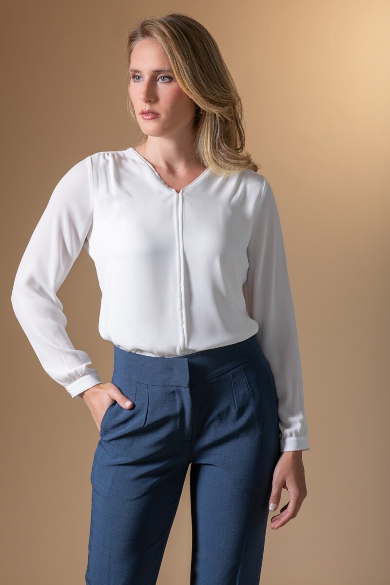Blusa con cuello V. - Natural. 