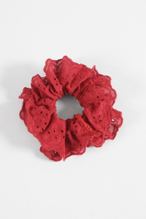 Gomita scrunchie broderie rojo