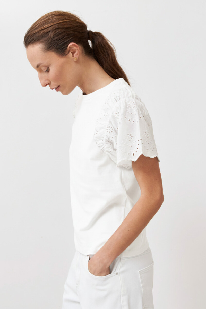Remera con mangas de broderie blanco