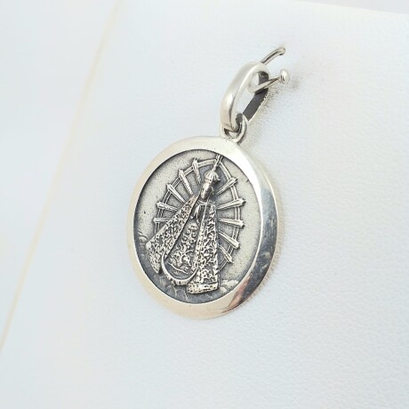 Medalla religiosa de plata 925, Virgen de Lujan, diámetro 23mm. Medalla religiosa de plata 925, Virgen de Lujan, diámetro 23mm.
