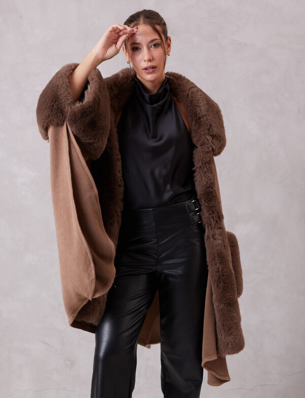 Ruana Aplique Simil Piel TOSTADO