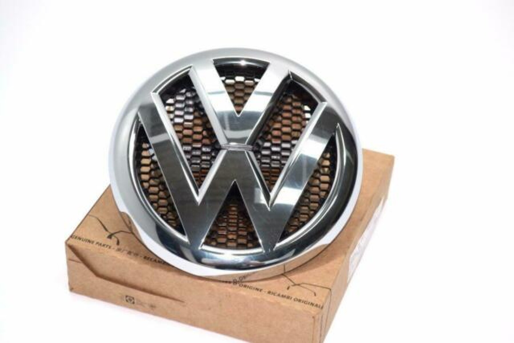 EMBLEMA DE CARETA VW AMAROK 10/17 
