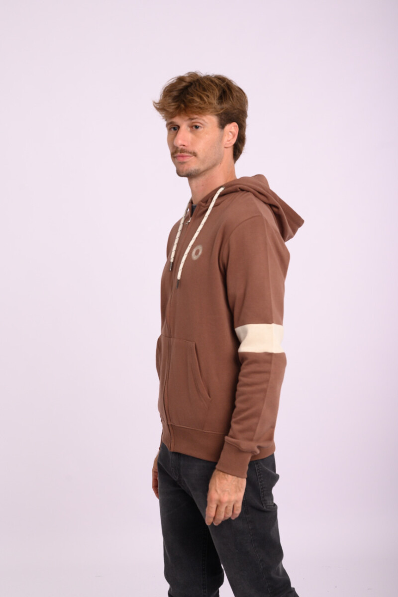 Campera deportiva estampada Marrón