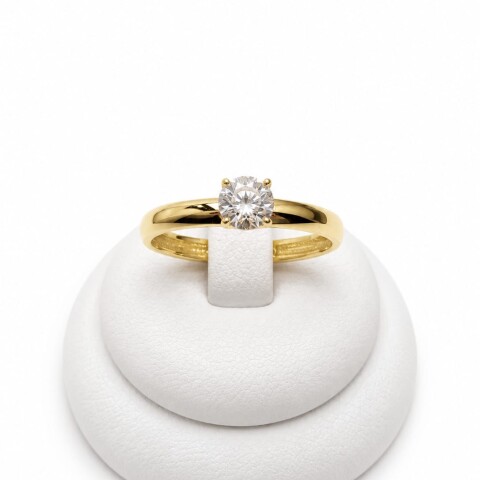 Anillo solitario con Zirconia central Anillo solitario con Zirconia central