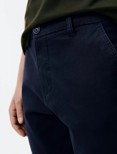 PANTALÓN MODELO CHINO SLIM AZUL