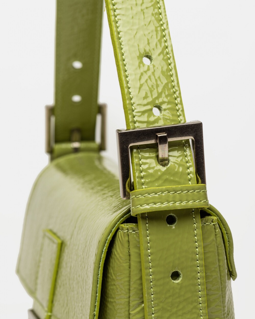 Cartera al hombro Signature en cuero charol Moss