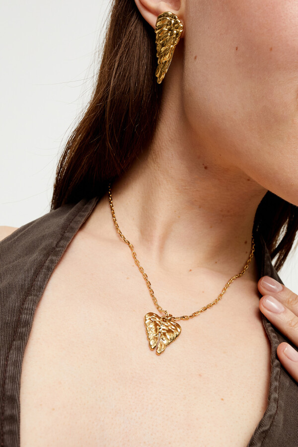 COLLAR CORTO ALEACIÓN DE METALES BAÑADO EN ORO 18K CON DETALLE DE ALAS Colgante