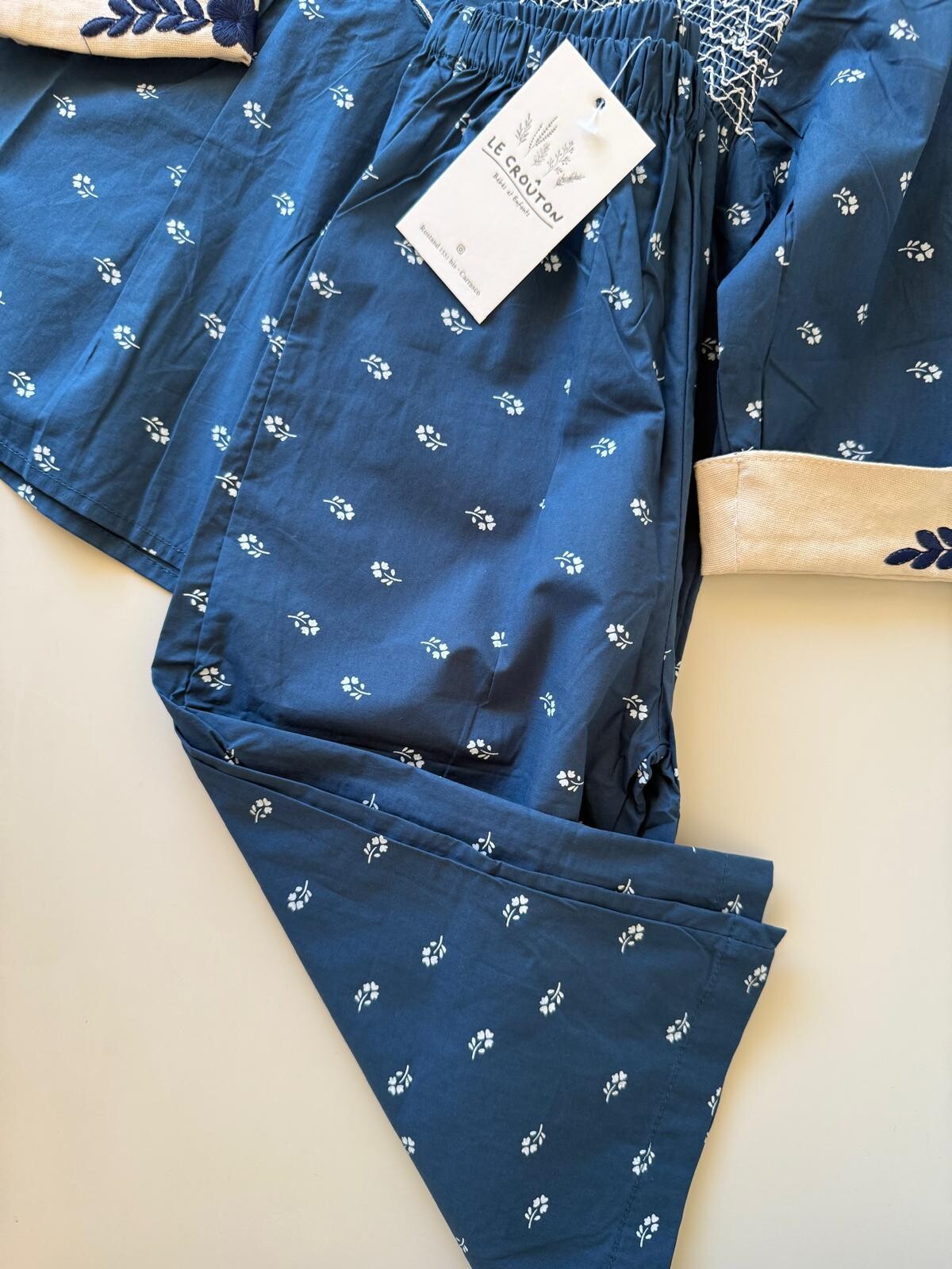 Conjunto de tela Liviana Bordado con Pantalón Conjunto de tela Liviana Bordado con Pantalón