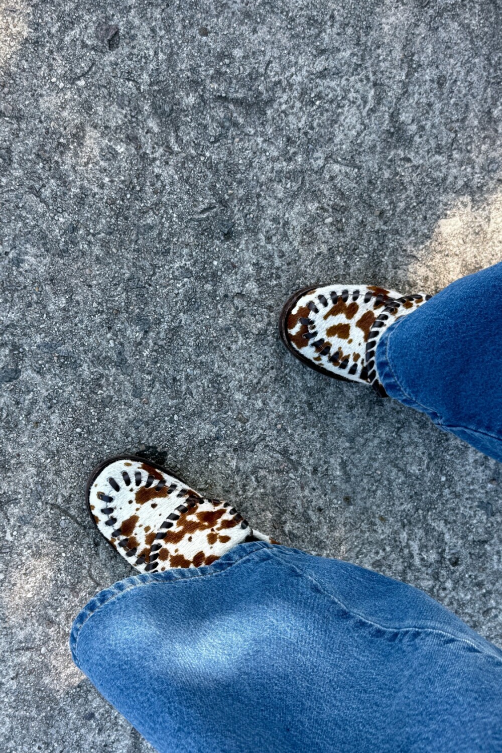 Mocasin Cowhide Chocolate