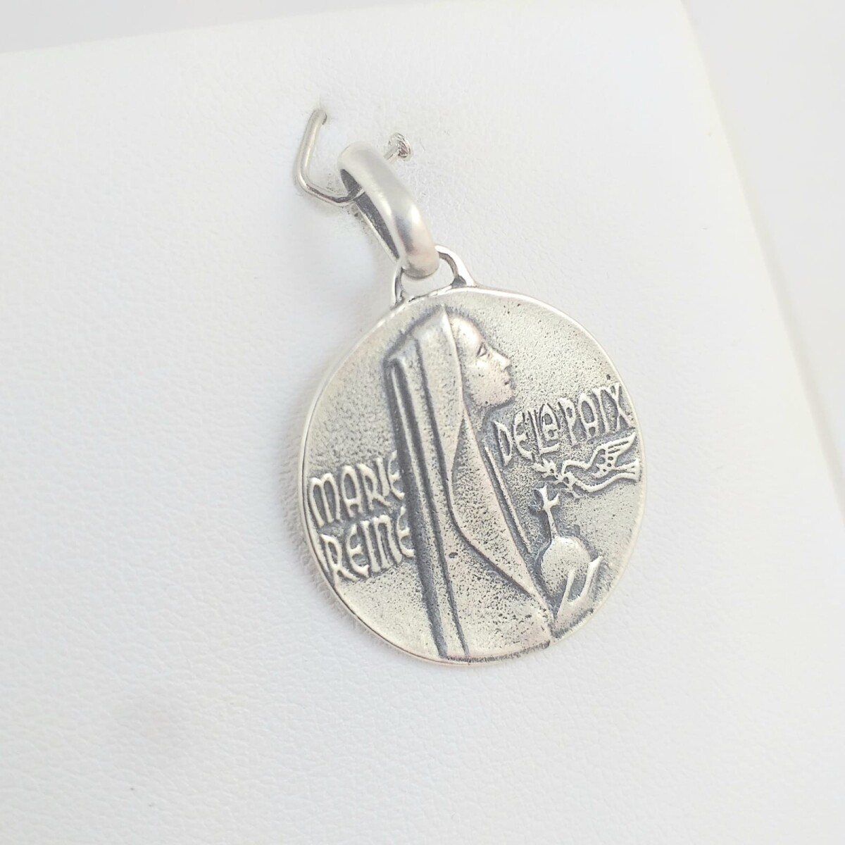 Medalla religiosa de plata 925, Virgen María Reina de la Paz, diámetro 2.3cm. 