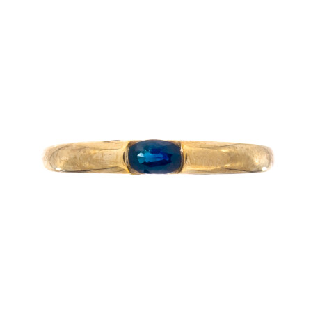 Anillo de oro 9 ktes con zafiro azul natural. Anillo de oro 9 ktes con zafiro azul natural.