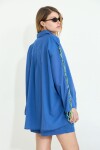 Camisa con mangas acordonadas azul