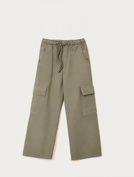 PANTALÓN INFANTIL TIPO CARGO CON CINTURA ELASTIZADA VERDE