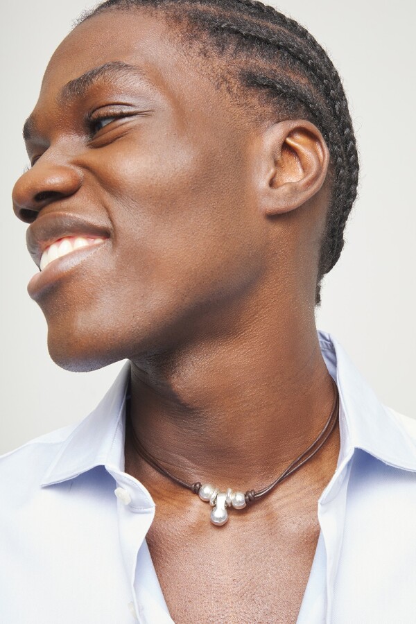 COLLAR DE CUERO CON TRES BOLAS DE ALEACIÓN DE METALES BAÑADAS EN PLATA DE LEY Colgante