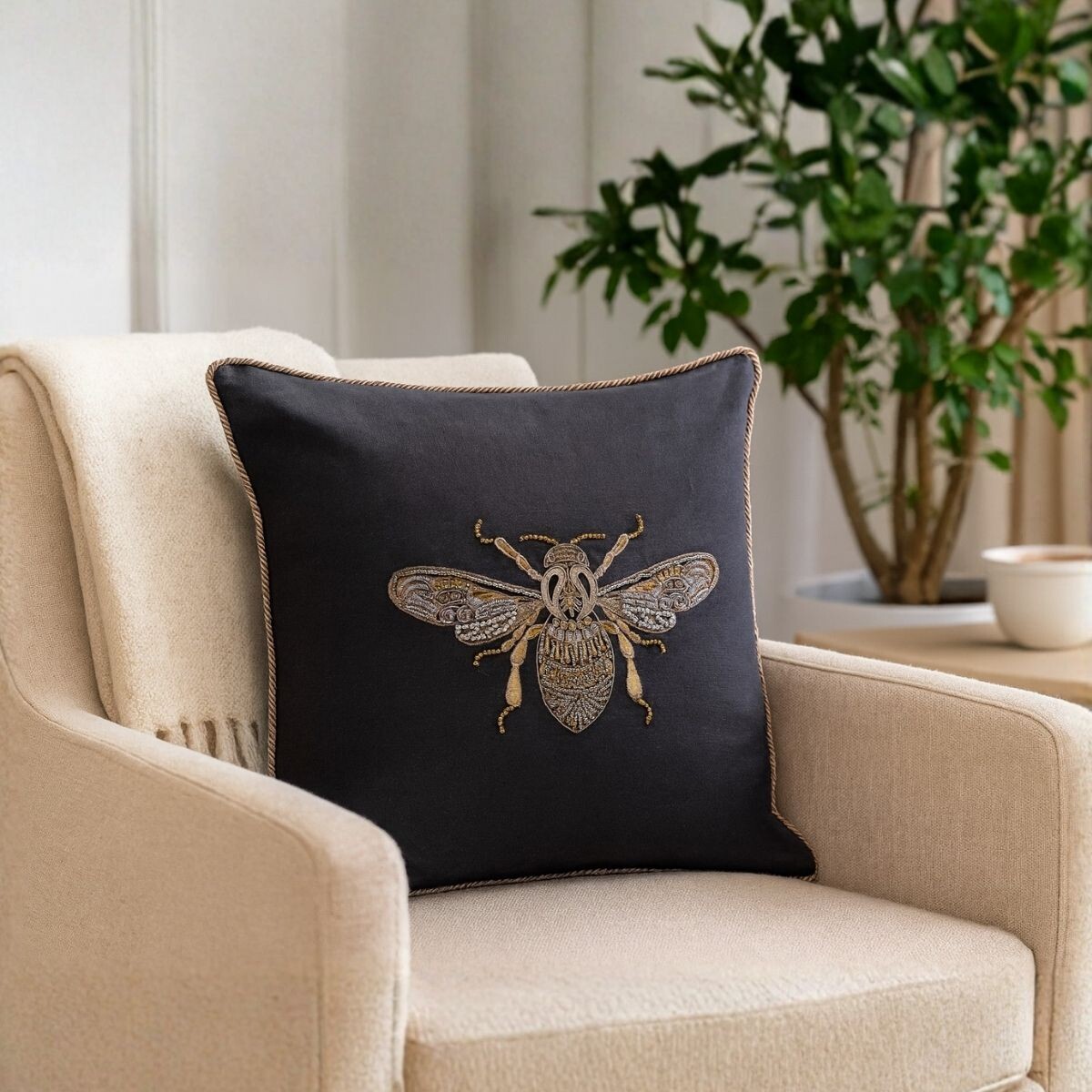 ALMOHADON GLITTER BEE NEgro 