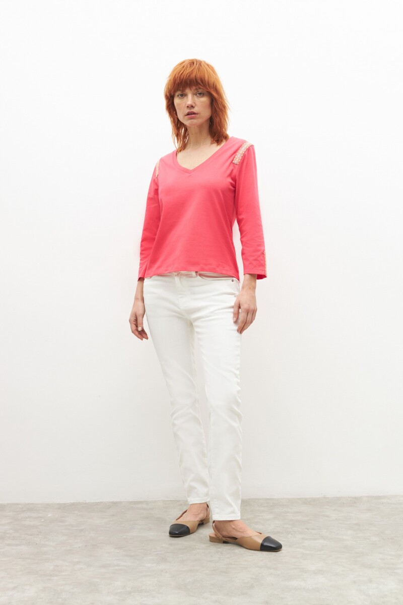 Remera bordada escote V - fucsia 