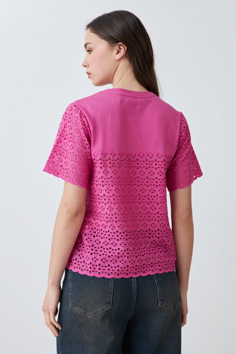 Remera con broderie fucsia