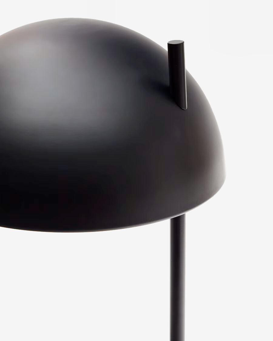 Lámpara de pie Catlar de madera de fresno y metal con acabado pintado negro