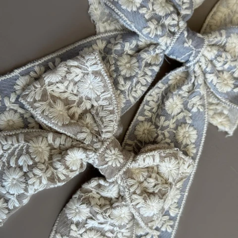 Moña Boho Bordada Con Pinza Celeste