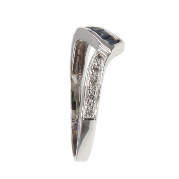 Anillo en oro blanco 18k con brillantes y zafiros N8845W (ADAPTAMOS NUESTROS ANILLOS A MEDIA *) Anillo en oro blanco 18k con brillantes y zafiros N8845W (ADAPTAMOS NUESTROS ANILLOS A MEDIA *)