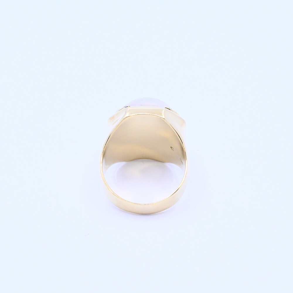 Anillo oro 18k con madre perla y brillantes. Anillo oro 18k con madre perla y brillantes.