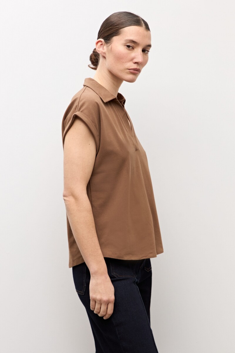 Remera cuello polo topo