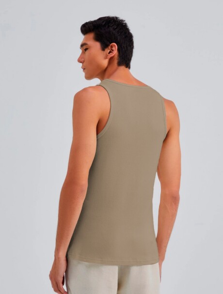 MUSCULOSA BÁSICA SLIM EN TELA ACANALADA BEIGE