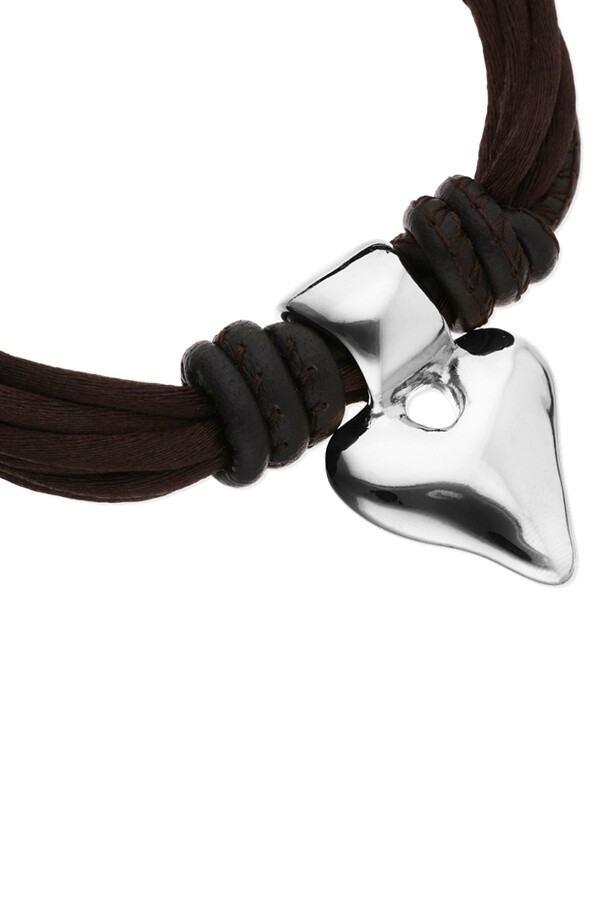 PULSERA MEZCLA DE HILO EFECTO SEDA CON CUERO MARRÓN Y DETALLE DE CORAZÓN BAÑADO EN PLATA DE LEY Pulsera