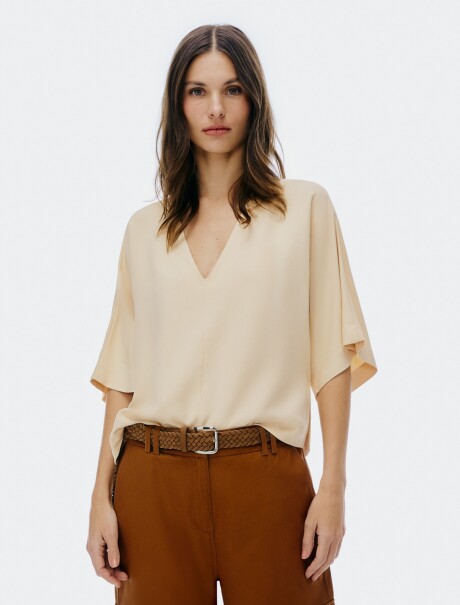 BLUSA CON ESCOTE EN V Y MANGAS 3/4 BEIGE