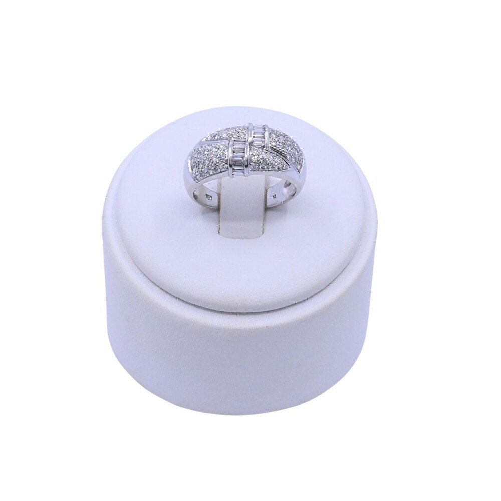 Anillo oro 18k blanco con brillantes baguette y redondos. Anillo oro 18k blanco con brillantes baguette y redondos.