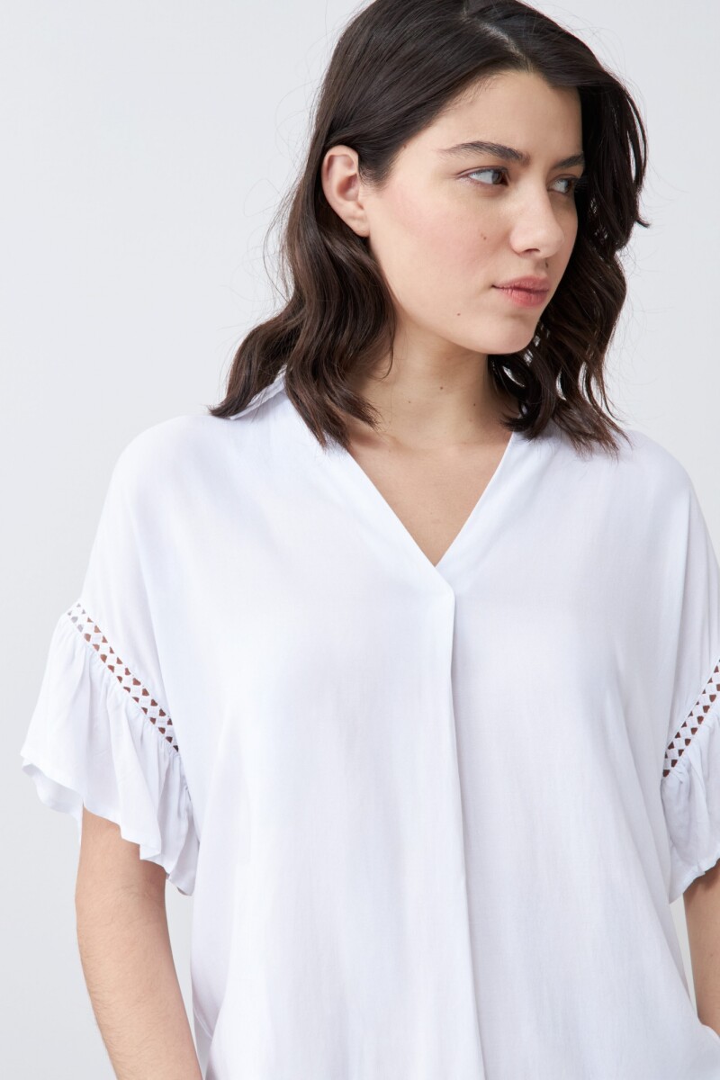 Blusa con volado blanco