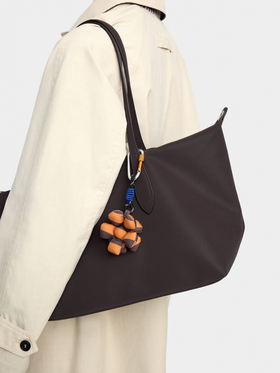 Bolso Shopper Textura Suave Con Colgante marron