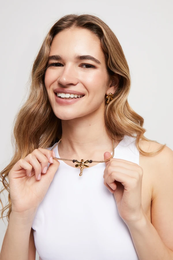 COLLAR CORTO BAÑADO EN ORO DE 18K CON LIBÉLULA CENTRAL Colgante
