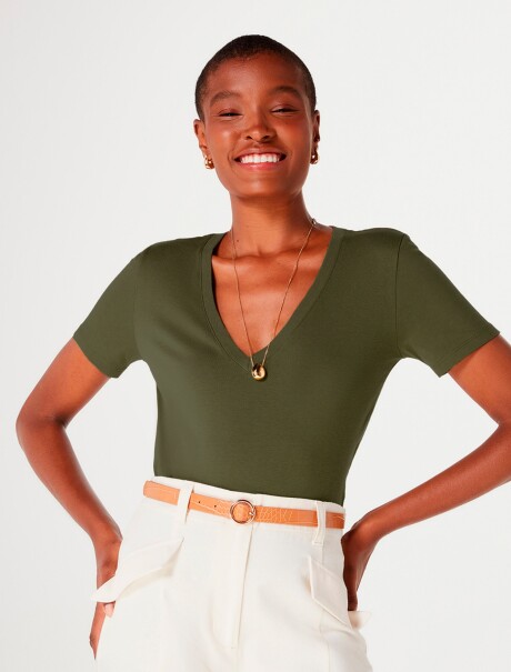CAMISETA BÁSICA MANGA CORTA CUELLO EN V VERDE OSCURO