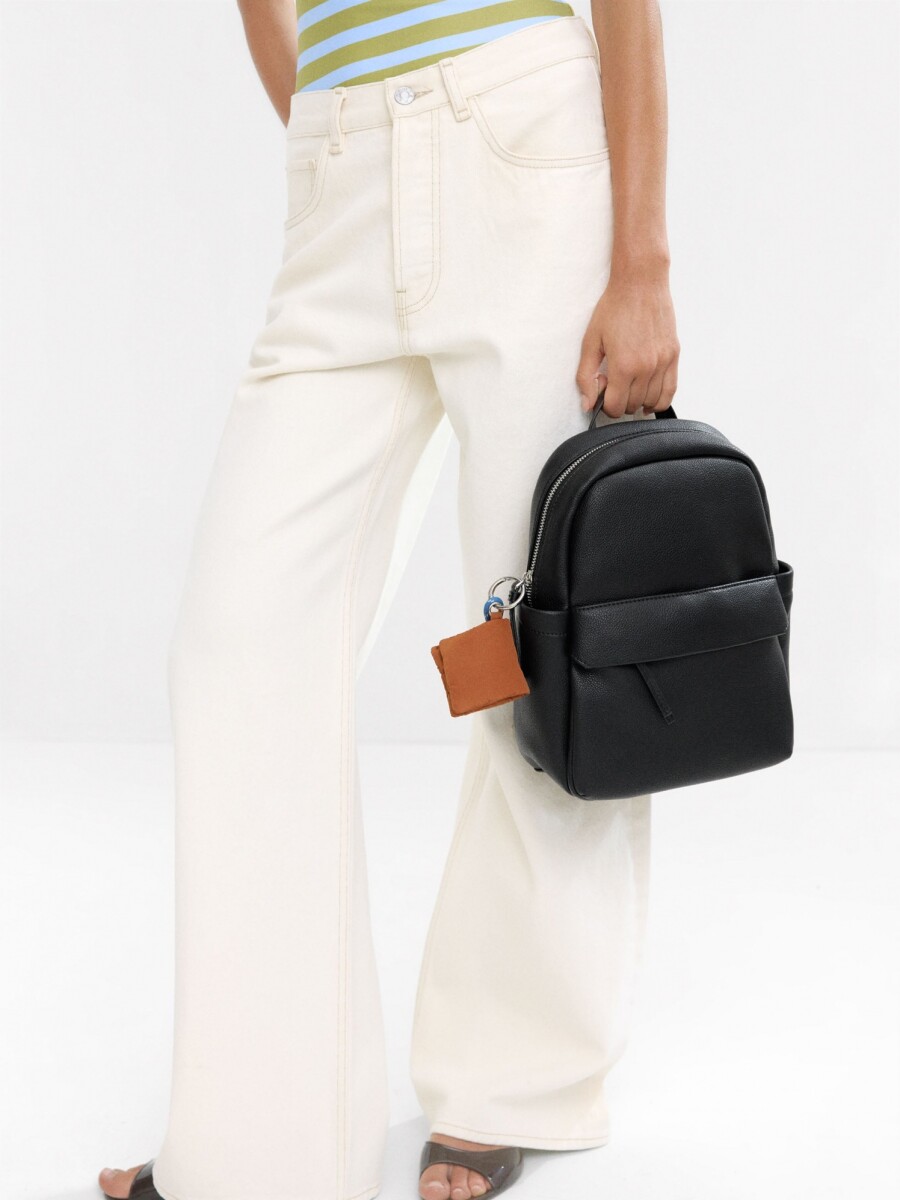 Mochila Básica Con Colgante negro