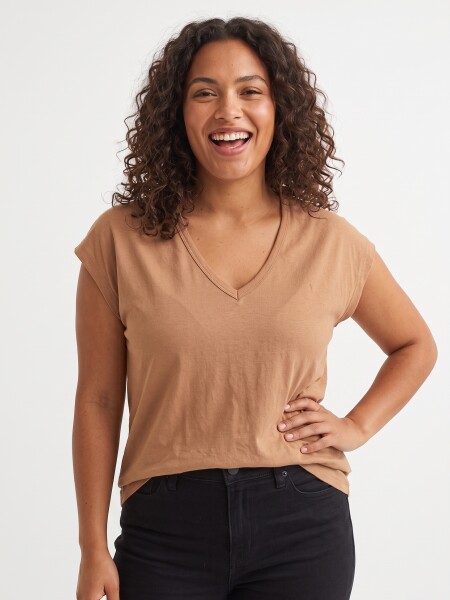 REMERA NURIA TOSTADO.