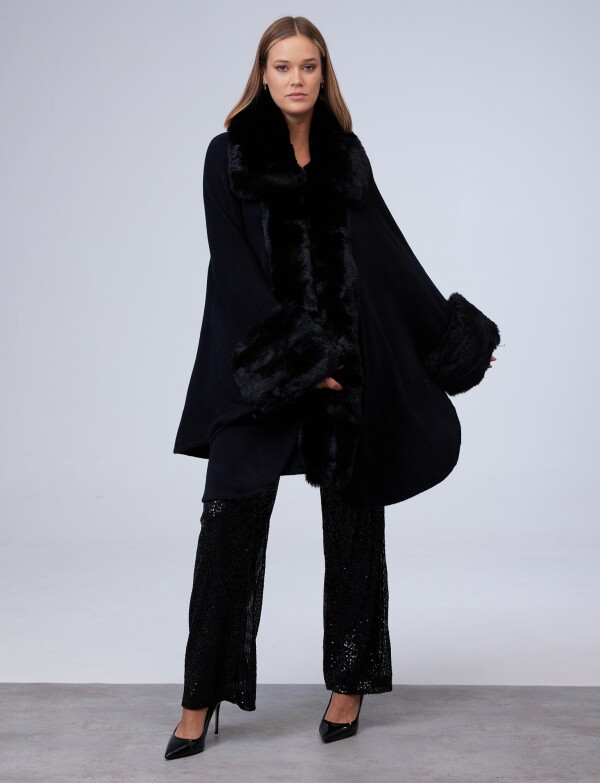 Ruana Aplique Simil Piel NEGRO