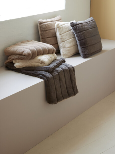 Almohadón STAVKLOKKE 45x45 pelo beige Almohadón STAVKLOKKE 45x45 pelo beige