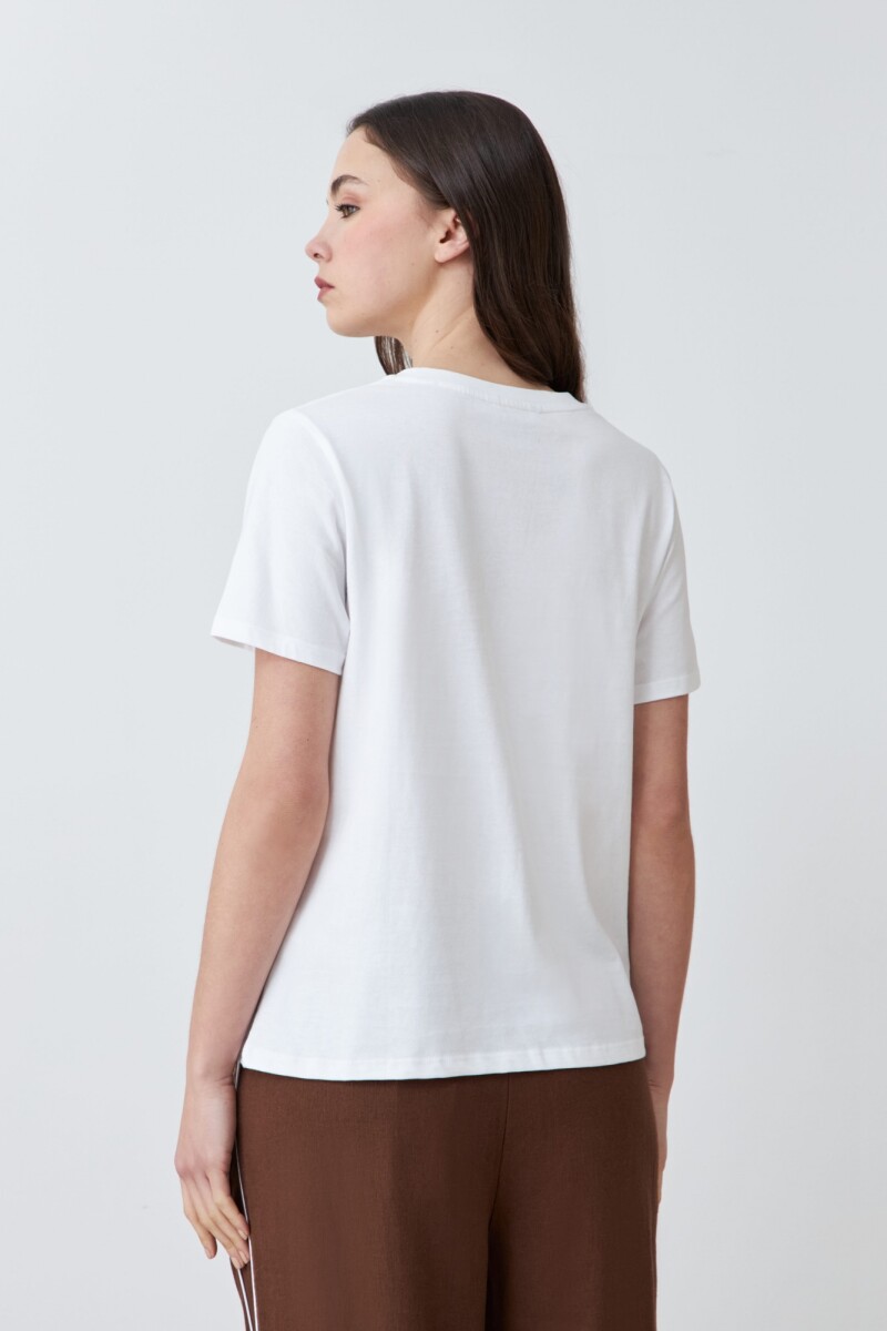 Remera con bordado floral blanco