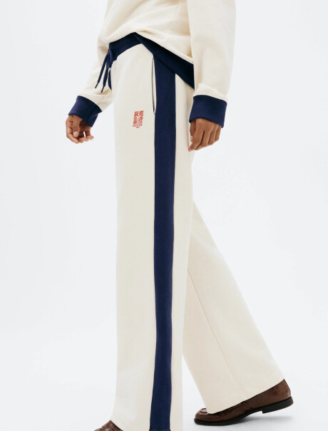PANTALÓN DEPORTIVO CON ESTAMPA MODELO WIDE LEG BEIGE