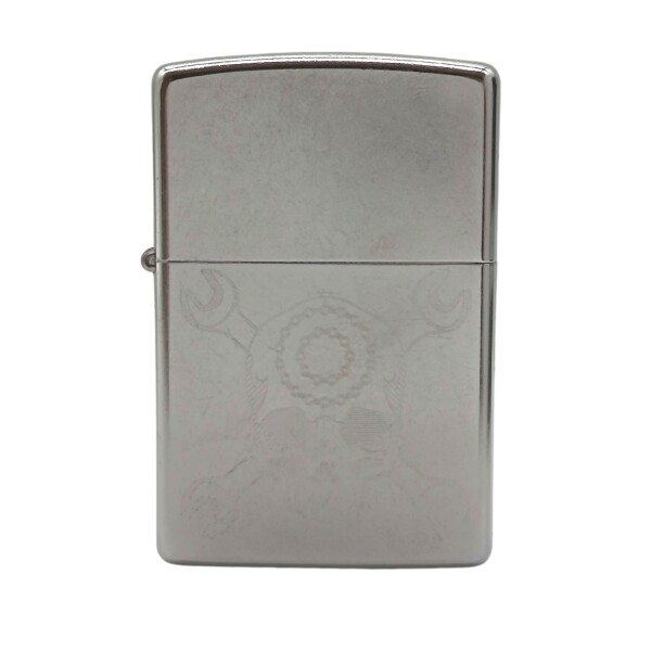 Encendedor ZIPPO 29693 PF 18 Skul Wrenches Design - ZP296937 Plateadouniforme