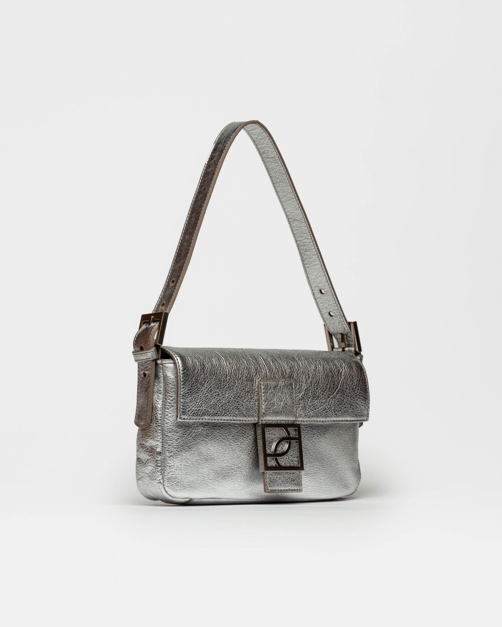 Cartera al hombro Signature en cuero graneado metalizado Grafito