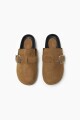 Zueco simil gamuza con hebilla beige