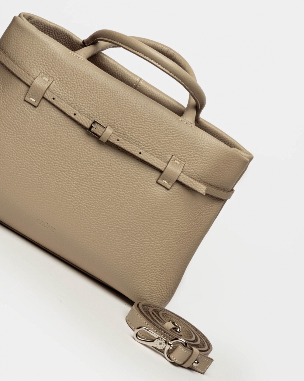 Cartera de mano Bay en cuero graneado Taupe