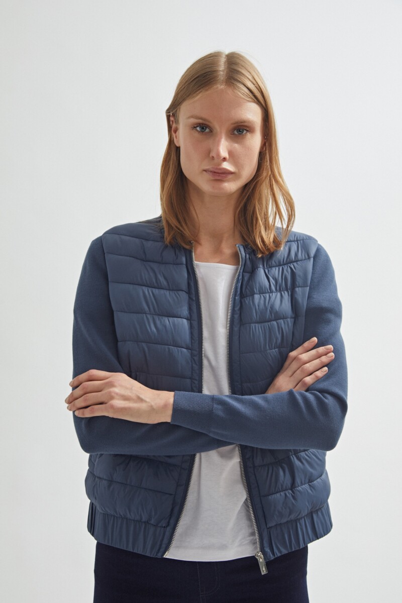 Campera capitoneada con mangas tejidas azul piedra