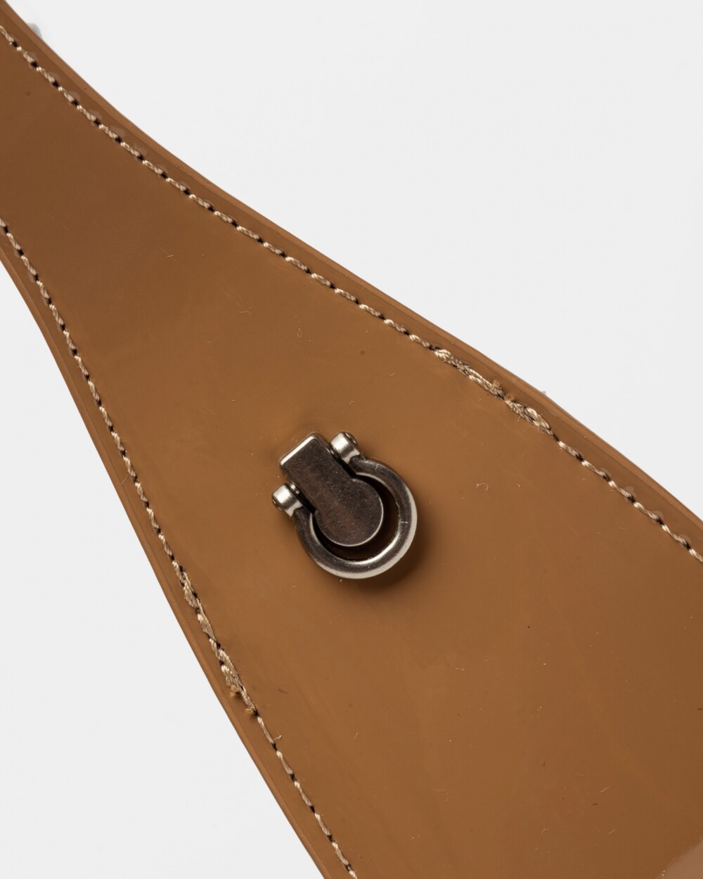 Cartera Al Hombro Leaf en Efecto Cuero Charol Taupe