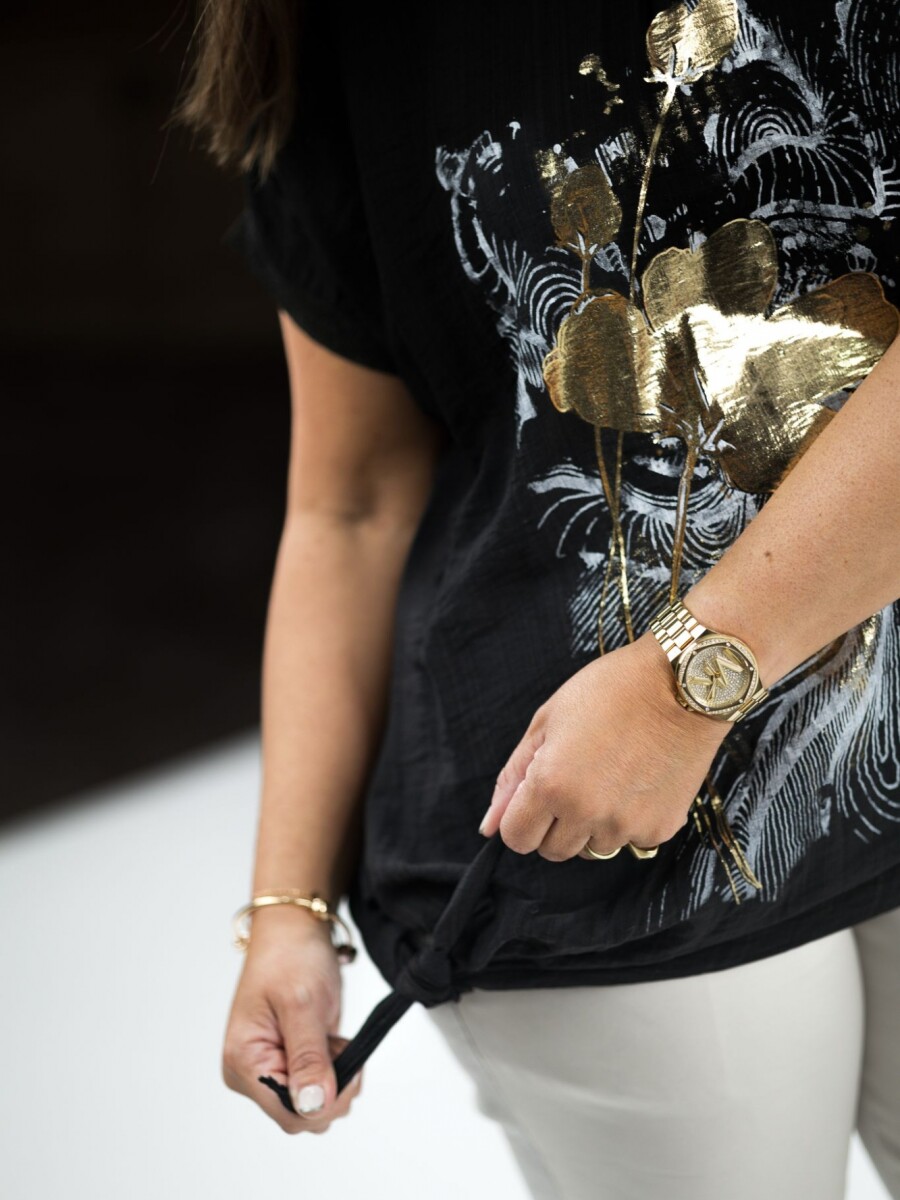 Blusa con nudo estampada con dorado Negro
